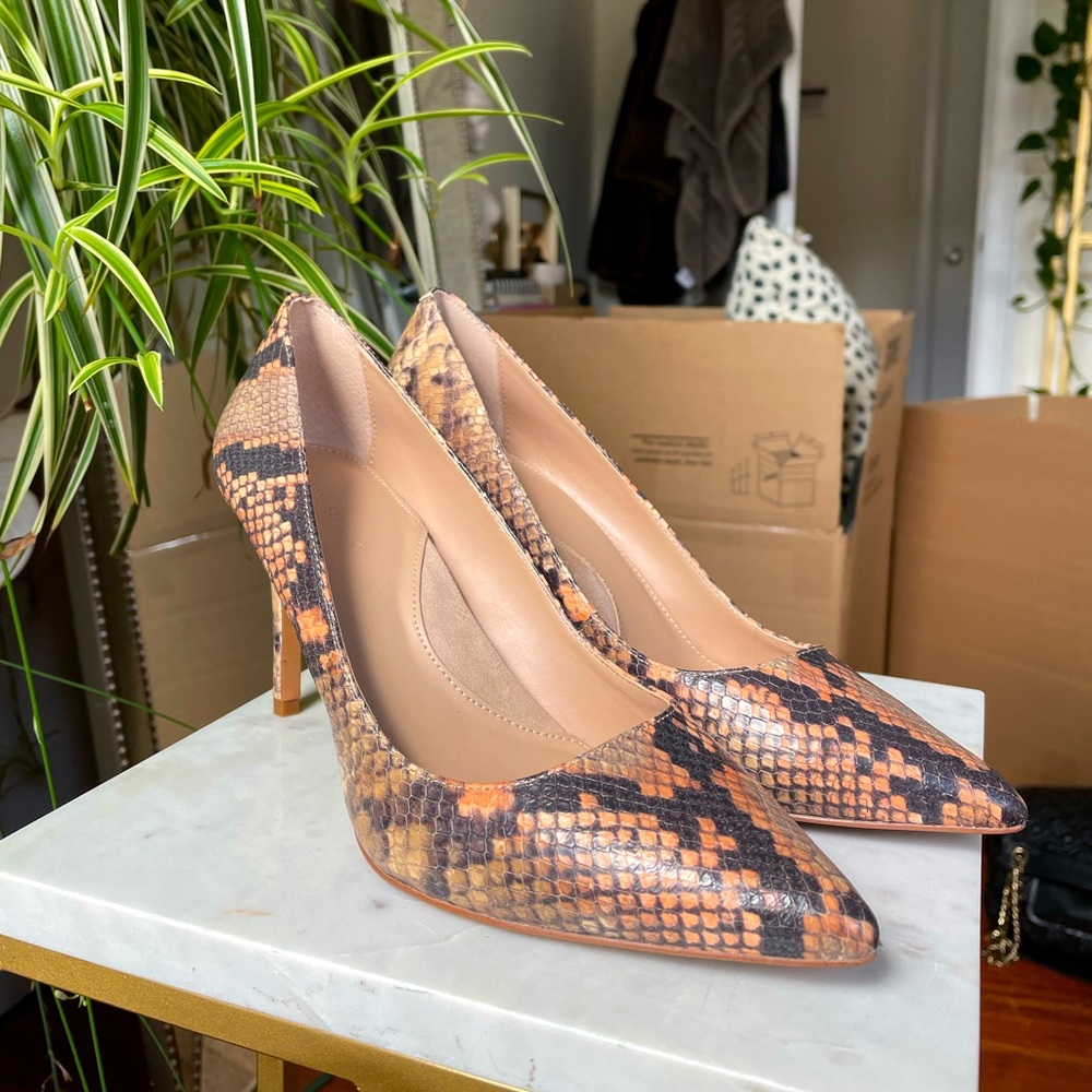 ✨BANANA REPUBLIC✨ Madison Snakeskin Pumps